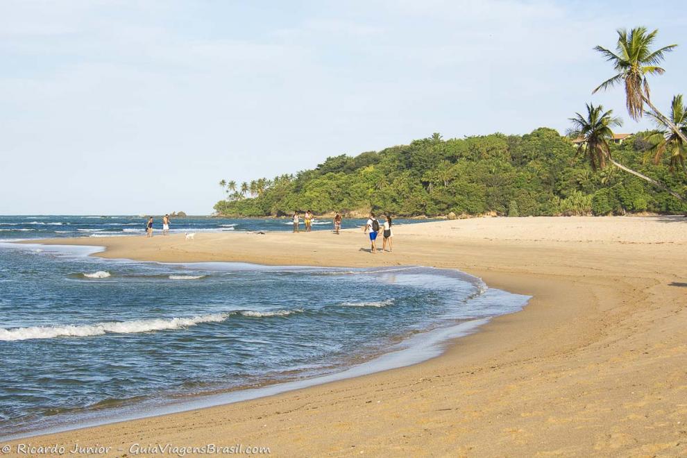 Imagem do mar azul encantador da Praia da Boca da Barra.